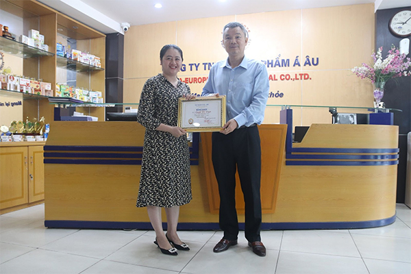  Chị Nguyễn Thị Duyên - Quản lý nhãn - Công ty TNHH Dược phẩm Á Âu nhận Giấy chứng nhận thâm niên công tác